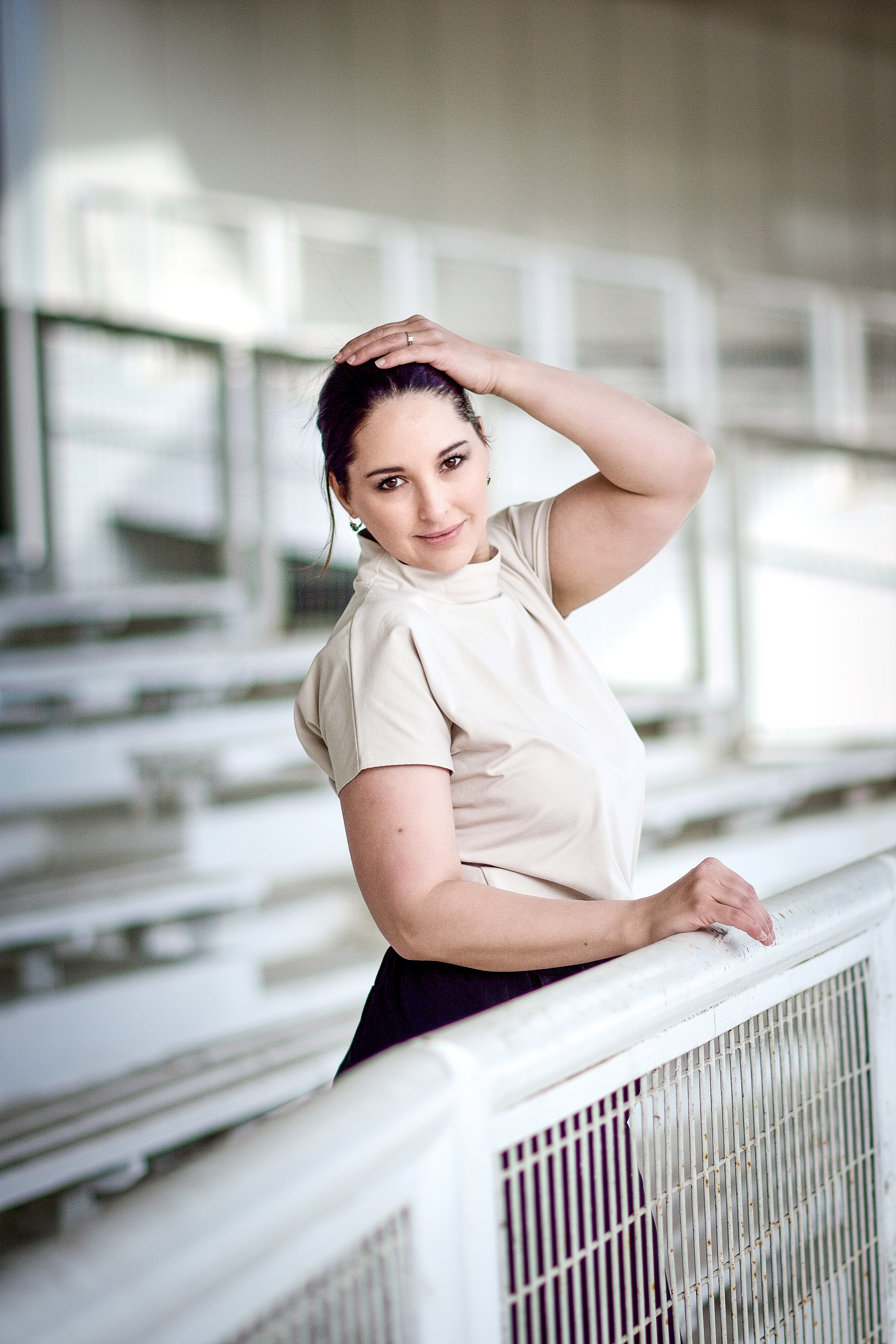 Plus size modelka v EM oblečení